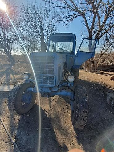 Mavi rəngli təkərli traktor Texniki təsvir: - Kabinli, ön və arxa