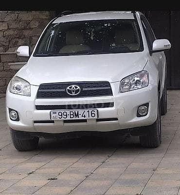 Toyota RAV4, ağ rəng, 5 yerlik kompakt SUV. Texniki və daxili