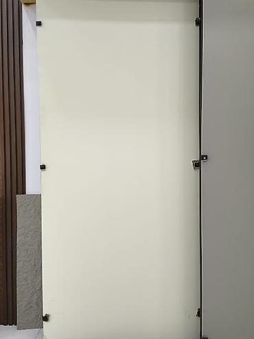 divar fiqurlari: Ağ rəngli şüşə panel – mat/saten effektli, hamar səth. Metal — 1