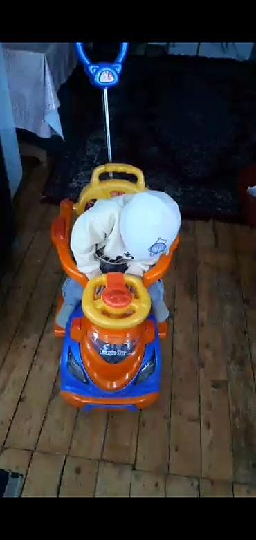 Uşaq üçün itələmə funksiyalı minik maşını - Rənglər: narıncı-mavi