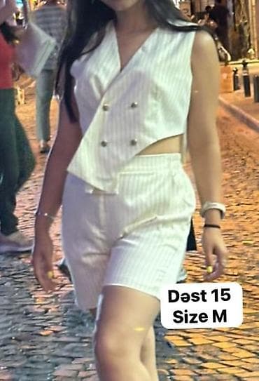 Qadın geyimləri – ölçü M - Ağ zolaqlı iki hissəli dəst: düyməli