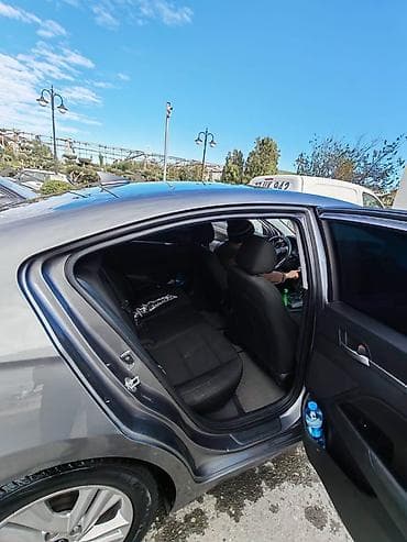 hyundai xg: Hyundai Elantra sedan - Korpus: 4 qapılı sedan, boz (metallik) rəng - — 10