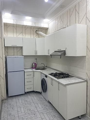 Ağ rəngdə müasir mətbəx mebeli dəsti - Üst və alt dolablar: ağ, düz