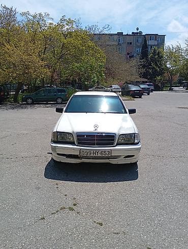 Mercedes-Benz C-Class sedan (W202), ağ rəng. - Kuzov: 4 qapılı sedan