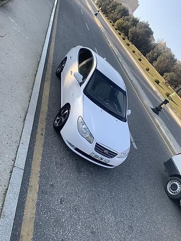 Hyundai Elantra sedan – ağ rəng, 4 qapı, şəhər və tras üçün praktik