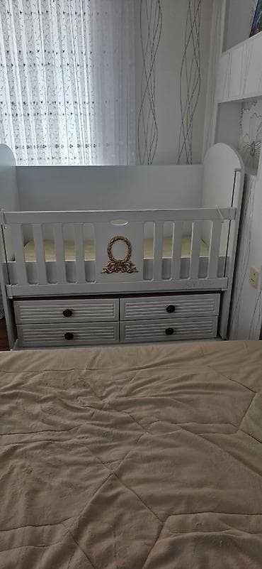 mebel divan: Oğlan və qız üçün, İşlənmiş, Dördbucaq, Beşik, Matras ilə, Yellənmə mexanizmsiz — 1
