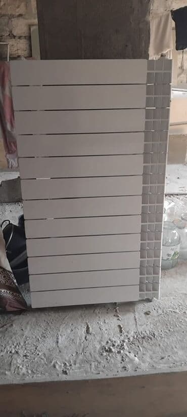 Ağ rəngli panel tipli radiator (divar üçün). - Yastı lamelli ön