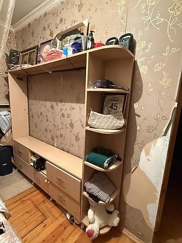 Düz TV altlığı, Polkalı, Laminat