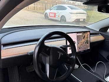 kon texnika: Tesla Model 3 Dual Motor (elektrik sedan) - Rəng: ağ, qara panoramik — 8