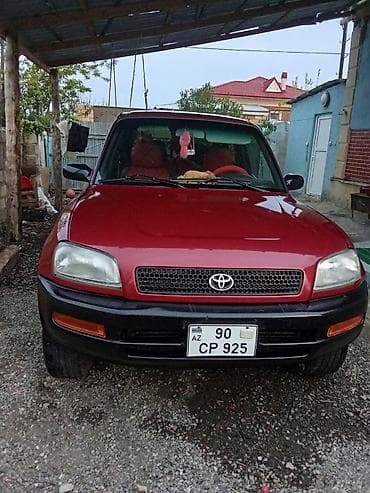 Toyota RAV4, birinci nəsil, qırmızı rəng. Ön hissədə Toyota loqolu