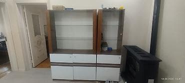 Şkaf-vitrin dəsti - 2 bölməli, hər bölmə şüşə qapılı vitrin və aşağı