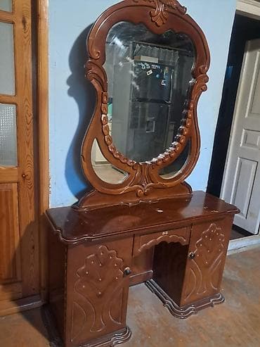 Klassik üslubda bərk ağacdan hazırlanmış güzgülü tuvalet masası -
