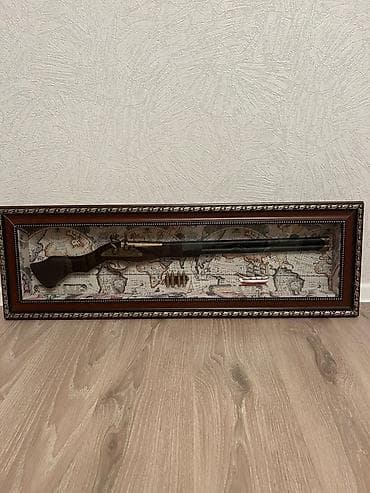 Dekorativ divar kompozisiyası – antik üslubda tüfəng maketi - Şüşəli