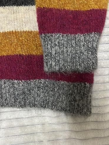 Kişi geyimləri: Zolaqlı trikotaj sviter Təcili satılır. Çox az geyinilib, vəziyyəti — 3