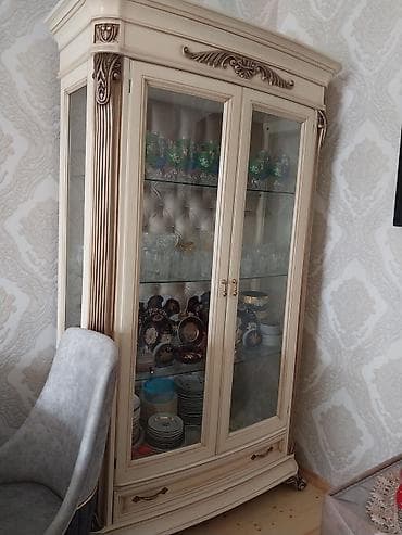 Rəf vitrinləri: Şüşəli dolab vitrini — 1