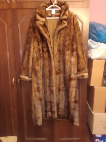 Qadın üçün kürk paltosu - Rəng: qəhvəyi tonlarda, şaquli fakturalı