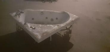 Hidromassajlı üçbucaq/vitrin tipli künc vanna iwlek vezietedi gimeti