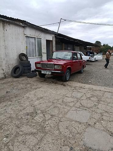 07 maşinlar: VAZ 2107, qırmızı sedan Xüsusiyyətlər: - Kuzov: 4 qapılı sedan — 5