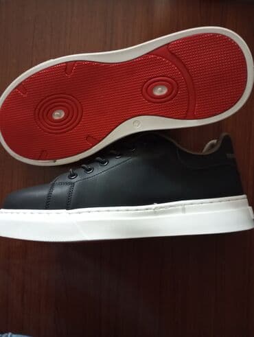 kişi şap şapları: Qara rəngli kişi gündəlik ayaqqabısı - Minimalist dizayn: mat qara — 1