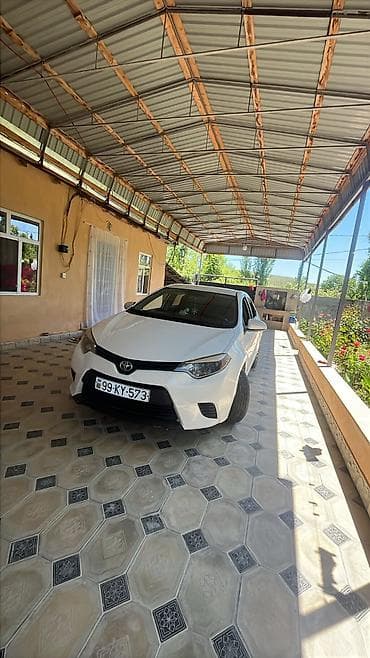 Toyota Corolla, ağ rəng,sedan gövdə. I - Nömrə nişanı: 99-KY-573 — 1