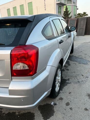 Avtomobil alışı: Dodge Caliber – gümüş rəngli, 5 qapılı hatchback. Əsas xüsusiyyətlər — 7
