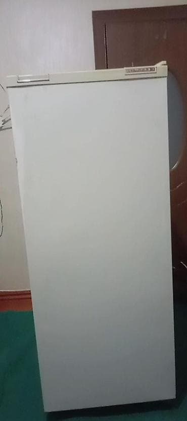 Audio: Ağ rəngli bir qapılı soyuducu. Xüsusiyyətlər: - Yuxarıda dondurucu — 7