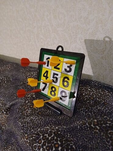 Maqnit dart lövhəsi iki tərəfli dizayndadır. Bu oyun uşaqlar üçün