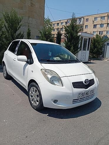 avto 444: Toyota Yaris hatchback (ağ rəng). Şəhər içi üçün sərfəli və rahat — 3