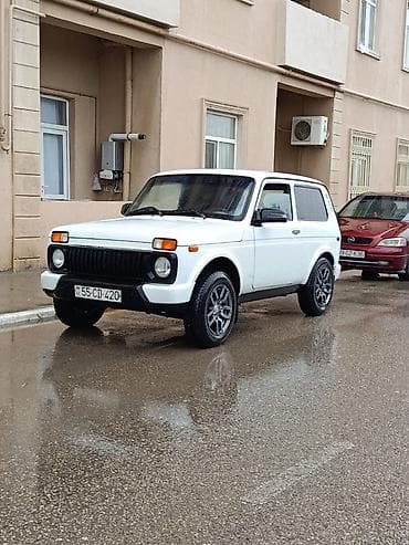 w204 salon: VAZ LADA Niva 3 qapılı off-road SUV - Kuzov: 3 qapılı, ağ rəng - — 1