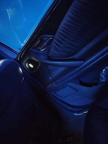 bmw 330 i: Mercedes-Benz E 320: 3.2 l | Sedan — 5