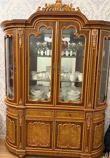 Klassik üslubda taxta vitrin-bufet - Material: təbii ağac və