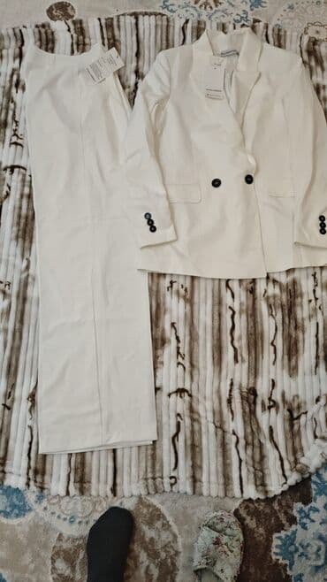 шерстяные женские костюмы: Ağ rəngli qadın kostyum dəsti – pencək və klassik şalvardan ibarət. - — 1