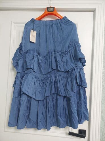 qadın ucun yay topikləri: Mavi rəngdə, çoxqatlı volanlı ətək. - Siluet: A-kəsim, həcmi artıran — 1