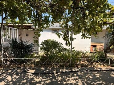 sahil qəsəbəsində evlər: Bağ evi – geniş həyət və teraslı - İki mərtəbəli ev, açıq eyvan və — 9