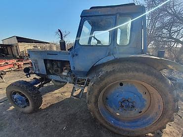 traktor yer qazan: Mavi rəngli təkərli traktor Texniki təsvir: - Kabinli, ön və arxa — 5