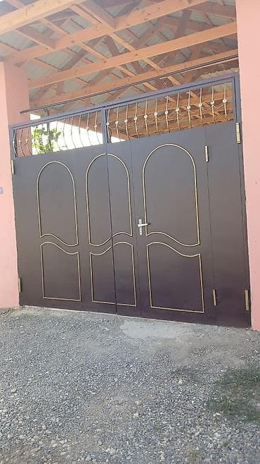 qab qacax: Metall darvaza – ikitaylı, üst hissəsi dekorativ barmaqlıqla - — 1
