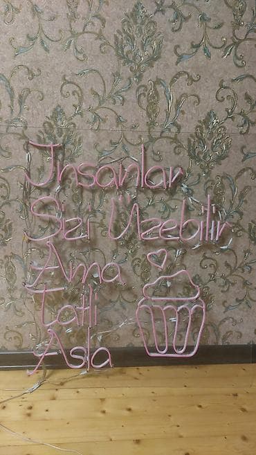 neon: Neon işıq lövhəsi – “İnsanlar sizi üzə bilər, amma tatlı asla” yazısı — 2