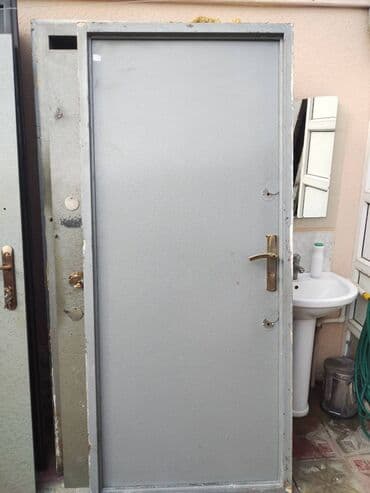 Qapı seyf Möhkəm keyfiyyətli qapılar. 7 ədəd var Munasib qiymete hamsı