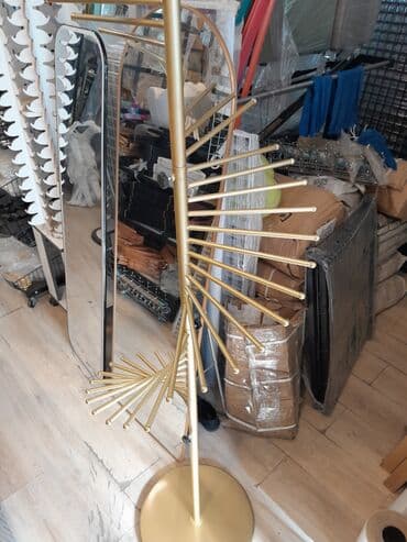 открытая вешалка для одежды: Yüngül qızılı rəngdə metal sərgi rəfi, daxili spiral formalı dizaynı — 2