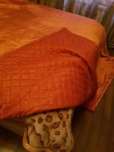 Yataq örtüyü – atlas parıltılı, tünd narıncı/rust rəngdə. İkili ölçülü — 2