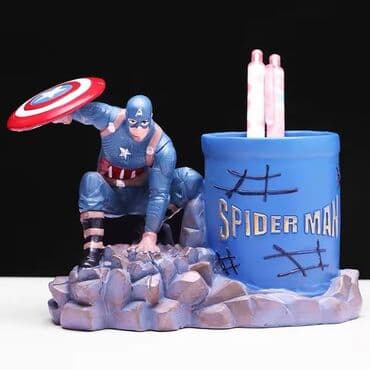 pul yığmaq ucun qab: Oturan futbolçu heykəlciyi ilə bəzədilmiş qələmdan. Dəmir tor dizaynlı — 13