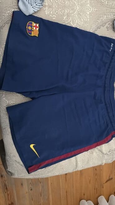 Digər idman və istirahət malları: Bu futbol dəsti qırmızı və göy zolaqlı futbol forması, şortu və — 6