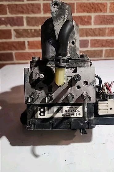 prius 20kuza: Toyota ABS blok/idarəetmə modulu - Üzərində etiket: “TOYOTA”, kod — 1