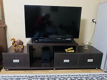 Düz TV altlığı, Polkalı, Laminat