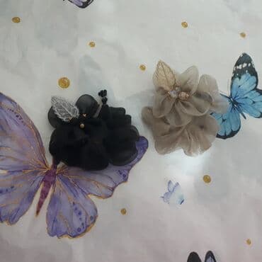 sac duzləşdirici keratin: Şəffaf parça ləçəkləri ilə bəzədilmiş, mərkəzində muncuq və boncuk — 1