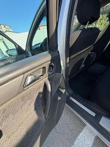 Mercedes-Benz C-Class: 2.2 l | 2001 il Sedan — 4