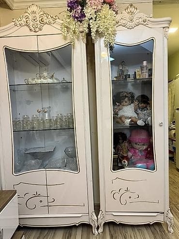 Şüşəli dolab vitrini
