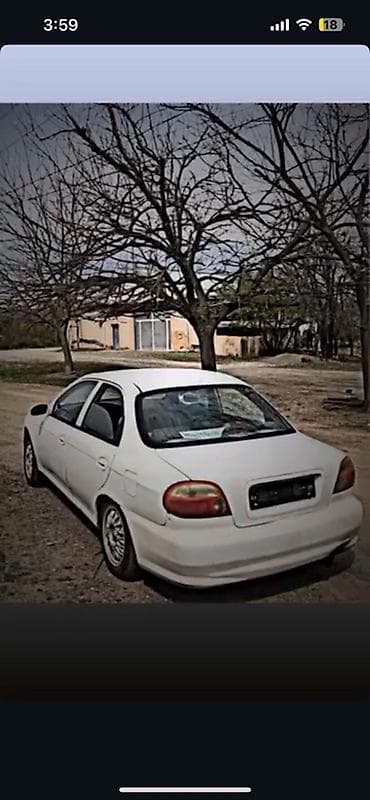 masin satilir: Ağ rəngli kompakt sedan avtomobil Xüsusiyyətlər: - Kuzov: 4 qapılı — 2