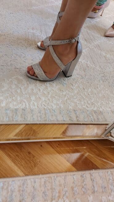 босоножки новые 36 размер: Размер: 37, цвет - Серебристый, Б/у — 1