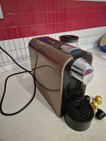 Qəhvə maşını Avtomat, Su qabı ilə